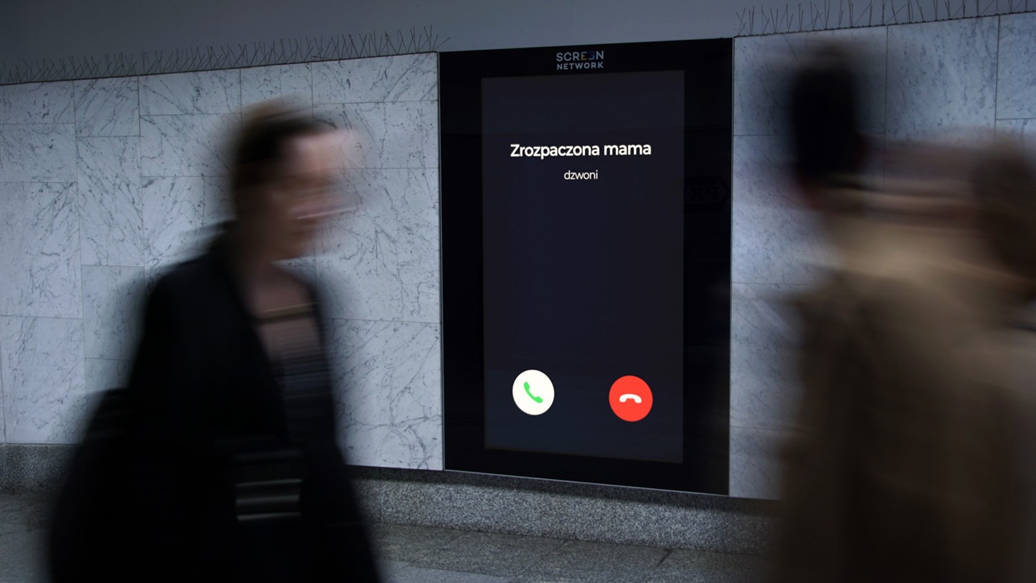 Rozmyta osoba, a w tle ekran telefonu z widocznym napisem: Zrozpaczona mama dzwoni.