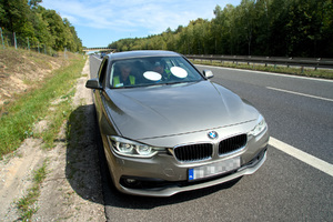 w policyjnym bmw siedzą policjanci ruchu drogowego