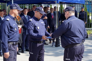 policjant odbiera od Pierwszego Zastępcy Komendanta Głównego Policji klucze do budynku