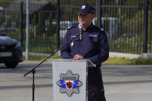 Pierwszy Zastępca Komendanta Głównego Policji przemawia do gości i funkcjonariuszy