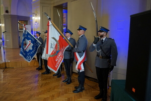 ujęcie na policjantów trzymających policyjne sztandary