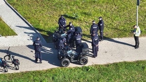 Widok z drona na policjantów na quadach.