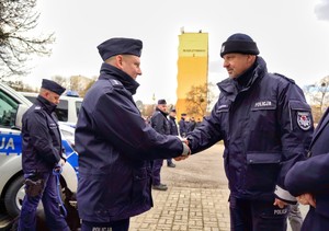 Policjant otrzymuje gratulacje.