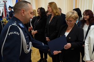 uroczystość z okazji Dnia Służby Cywilnej, wyróżnieni pracownicy otrzymują odznaczenia i gratulacje od Komendanta Wojewódzkiego Policji w Bydgoszczy