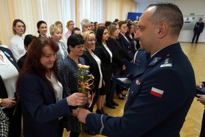 uroczystość z okazji Dnia Służby Cywilnej, wyróżnieni pracownicy otrzymują odznaczenia i gratulacje od Komendanta Wojewódzkiego Policji w Bydgoszczy