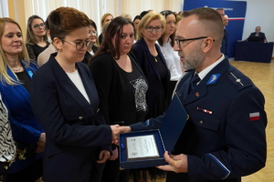 uroczystość z okazji Dnia Służby Cywilnej, wyróżnieni pracownicy otrzymują odznaczenia i gratulacje od Komendanta Wojewódzkiego Policji w Bydgoszczy