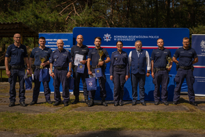 Zdjęcie grupowe uczestników konkursu wraz z kadrą kierowniczą KWP w Bydgoszczy