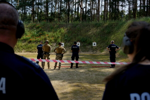 Policjanci podczas zawodów strzeleckich
