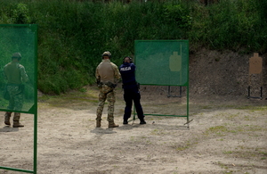 Policjanci podczas zawodów strzeleckich