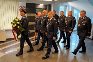 policjanci oddają hołd przy tablicy pamięci i przy kamieniu pamięci ku czci poległych policjantów