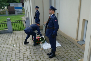 policjanci oddają hołd przy tablicy pamięci i przy kamieniu pamięci ku czci poległych policjantów
