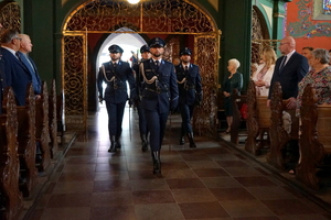 policjanci biorą udział we mszy świętej