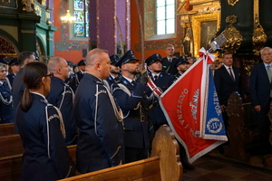 policjanci biorą udział we mszy świętej