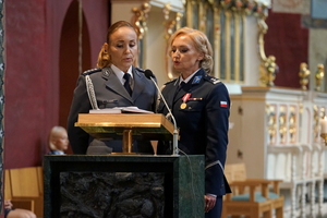 policjanci biorą udział we mszy świętej