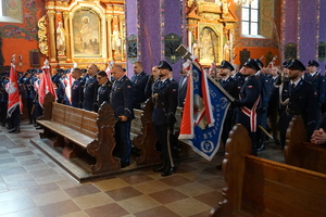 policjanci biorą udział we mszy świętej