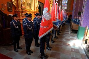 policjanci biorą udział we mszy świętej