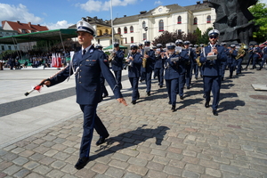 policjanci biorą udział w oficjalnej uroczystości Święta Policji na placu starego rynku w Bydgoszczy