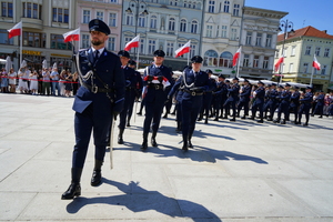 policjanci biorą udział w oficjalnej uroczystości Święta Policji na placu starego rynku w Bydgoszczy