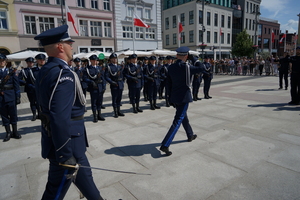 policjanci biorą udział w oficjalnej uroczystości Święta Policji na placu starego rynku w Bydgoszczy