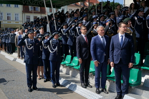 policjanci biorą udział w oficjalnej uroczystości Święta Policji na placu starego rynku w Bydgoszczy