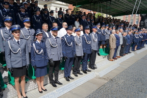 policjanci biorą udział w oficjalnej uroczystości Święta Policji na placu starego rynku w Bydgoszczy
