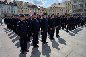 policjanci biorą udział w oficjalnej uroczystości Święta Policji na placu starego rynku w Bydgoszczy