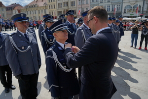 policjanci biorą udział w oficjalnej uroczystości Święta Policji na placu starego rynku w Bydgoszczy
