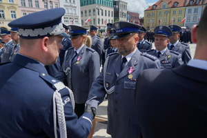 policjanci biorą udział w oficjalnej uroczystości Święta Policji na placu starego rynku w Bydgoszczy