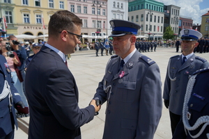 policjanci biorą udział w oficjalnej uroczystości Święta Policji na placu starego rynku w Bydgoszczy