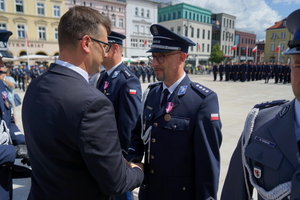 policjanci biorą udział w oficjalnej uroczystości Święta Policji na placu starego rynku w Bydgoszczy