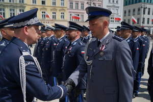 policjanci biorą udział w oficjalnej uroczystości Święta Policji na placu starego rynku w Bydgoszczy