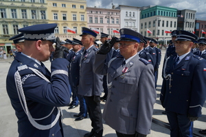 policjanci biorą udział w oficjalnej uroczystości Święta Policji na placu starego rynku w Bydgoszczy
