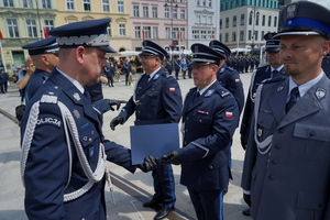 policjanci biorą udział w oficjalnej uroczystości Święta Policji na placu starego rynku w Bydgoszczy