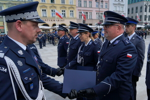 policjanci biorą udział w oficjalnej uroczystości Święta Policji na placu starego rynku w Bydgoszczy