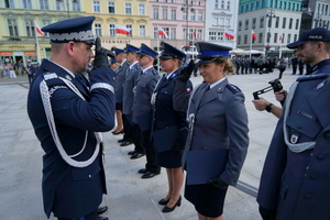policjanci biorą udział w oficjalnej uroczystości Święta Policji na placu starego rynku w Bydgoszczy