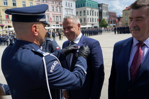 policjanci biorą udział w oficjalnej uroczystości Święta Policji na placu starego rynku w Bydgoszczy