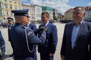policjanci biorą udział w oficjalnej uroczystości Święta Policji na placu starego rynku w Bydgoszczy