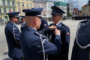 policjanci biorą udział w oficjalnej uroczystości Święta Policji na placu starego rynku w Bydgoszczy