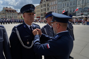 policjanci biorą udział w oficjalnej uroczystości Święta Policji na placu starego rynku w Bydgoszczy