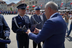 policjanci biorą udział w oficjalnej uroczystości Święta Policji na placu starego rynku w Bydgoszczy