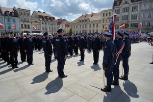 policjanci biorą udział w oficjalnej uroczystości Święta Policji na placu starego rynku w Bydgoszczy