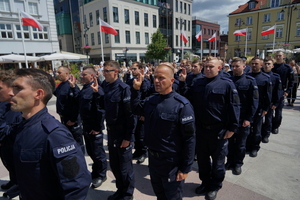 policjanci biorą udział w oficjalnej uroczystości Święta Policji na placu starego rynku w Bydgoszczy