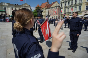 policjanci biorą udział w oficjalnej uroczystości Święta Policji na placu starego rynku w Bydgoszczy