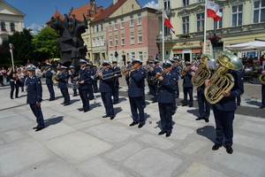 policjanci biorą udział w oficjalnej uroczystości Święta Policji na placu starego rynku w Bydgoszczy