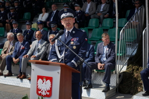 policjanci biorą udział w oficjalnej uroczystości Święta Policji na placu starego rynku w Bydgoszczy