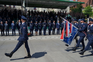 policjanci biorą udział w oficjalnej uroczystości Święta Policji na placu starego rynku w Bydgoszczy