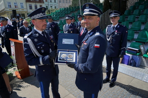 policjanci biorą udział w oficjalnej uroczystości Święta Policji na placu starego rynku w Bydgoszczy
