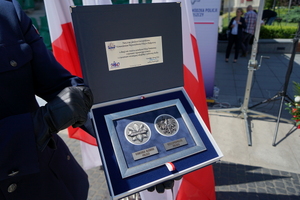 policjanci biorą udział w oficjalnej uroczystości Święta Policji na placu starego rynku w Bydgoszczy