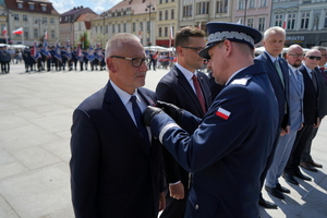 Komendant odznacza starostę wąbrzeskiego
