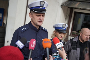 policjanci rozmawiają z dziennikarzami